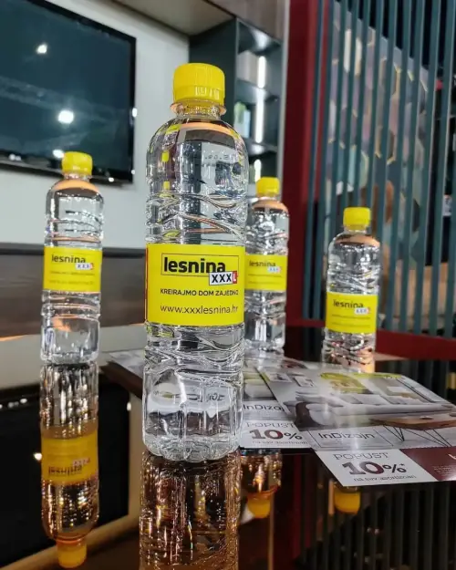 Promo Voda na poslovnoj konferenciji sa brendiranim etiketama