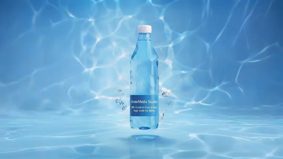 Promo Voda - brendirana izvorska voda sa personaliziranom etiketom na poslovnom stolu